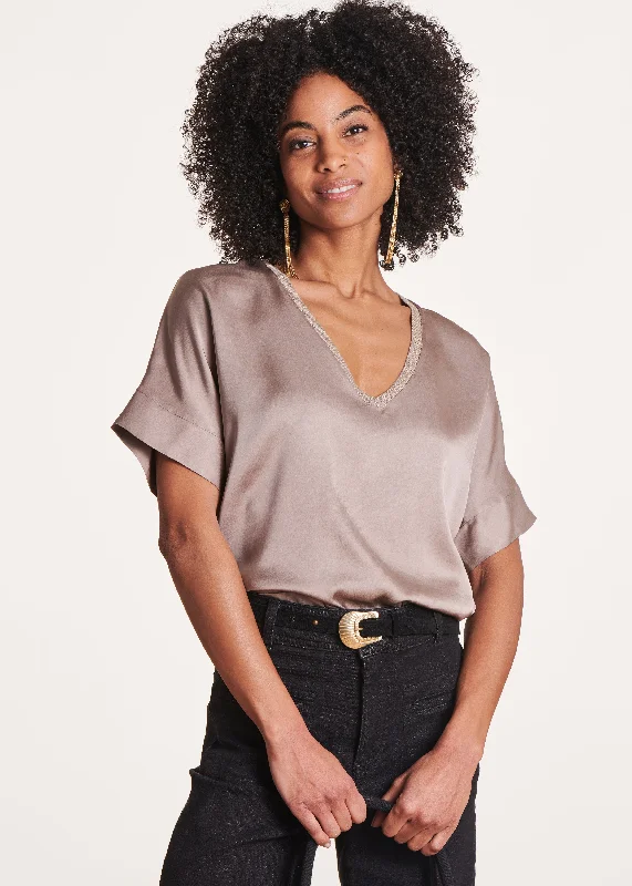 Top en satin taupe à encolure V et manches courtes